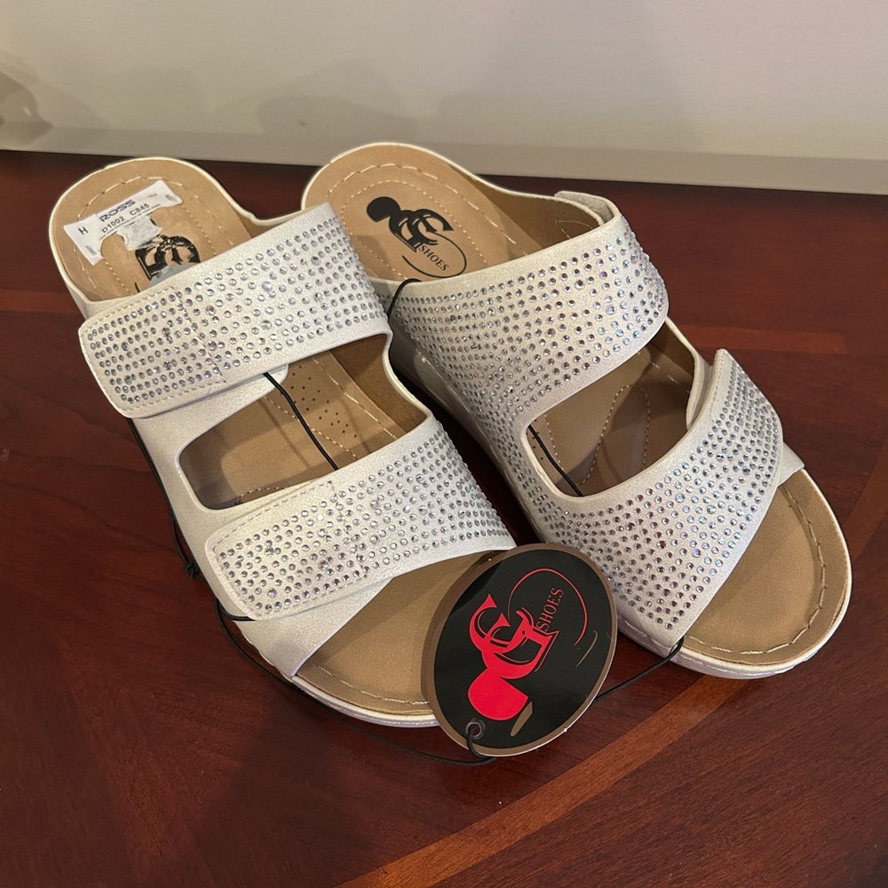 NWT CG brand sandals with Velcro closures. Size 7
